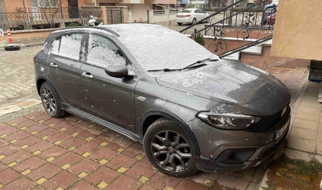 Eskişehir’de etkili olan yağış sonucunda araçların ve binaların üstünde kar