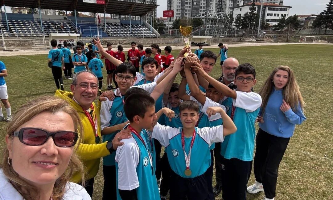 Eskişehir’de düzenlenen Ragbi İl Şampiyonası’nda, Tepebaşı Atatürk Ortaokulu’nun yıldız kız