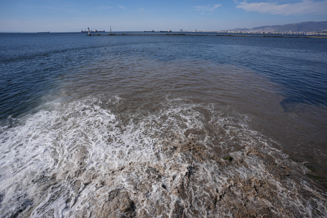 İZMİR (AA) – İzmir'de, atık su deşarjının yapıldığı körfezde suyun