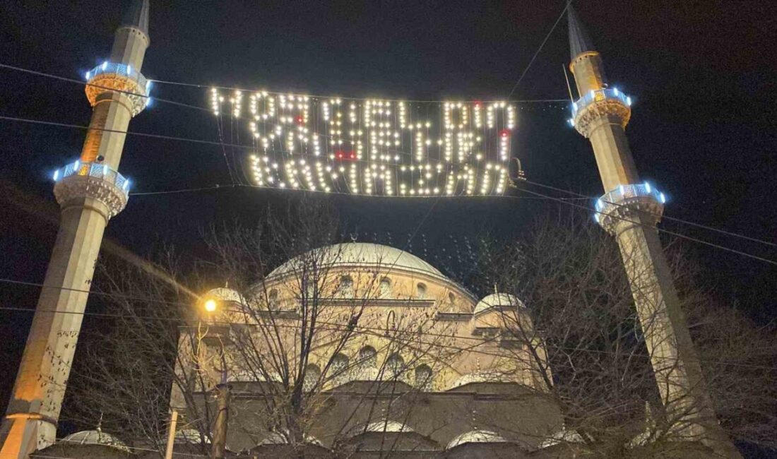 Eskişehir’de bulunan 106 yıllık Reşadiye Camii’ne elektrikçi Ersin Mustafa Odabaşı