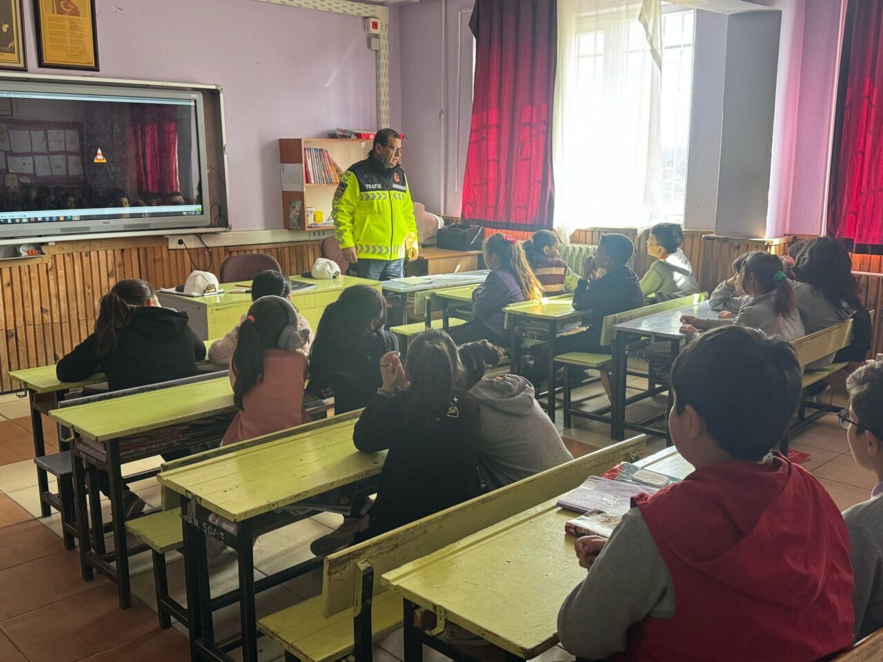 UŞAK (AA) – Banaz İlçe Jandarma Komutanlığı ekipleri tarafından ilkokul