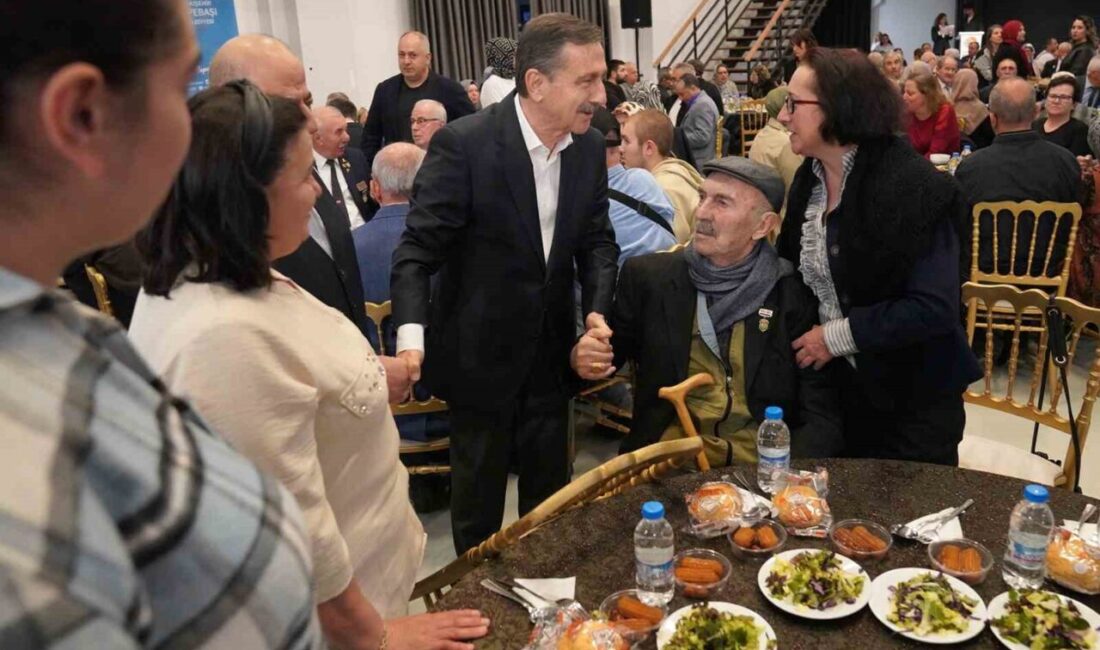 Tepebaşı Belediye Başkanı Dt. Ahmet Ataç, şehit yakınları, gaziler ve