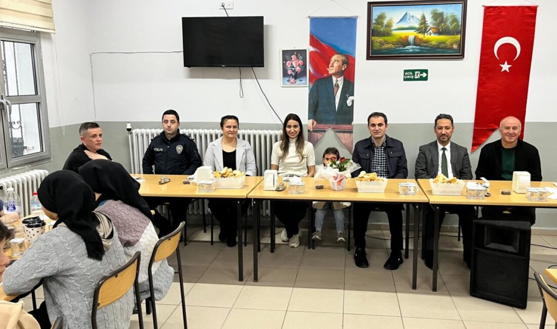 İZMİR (AA) – Bayındır Kaymakamı Murat Mete, lise öğrencileriyle iftarda