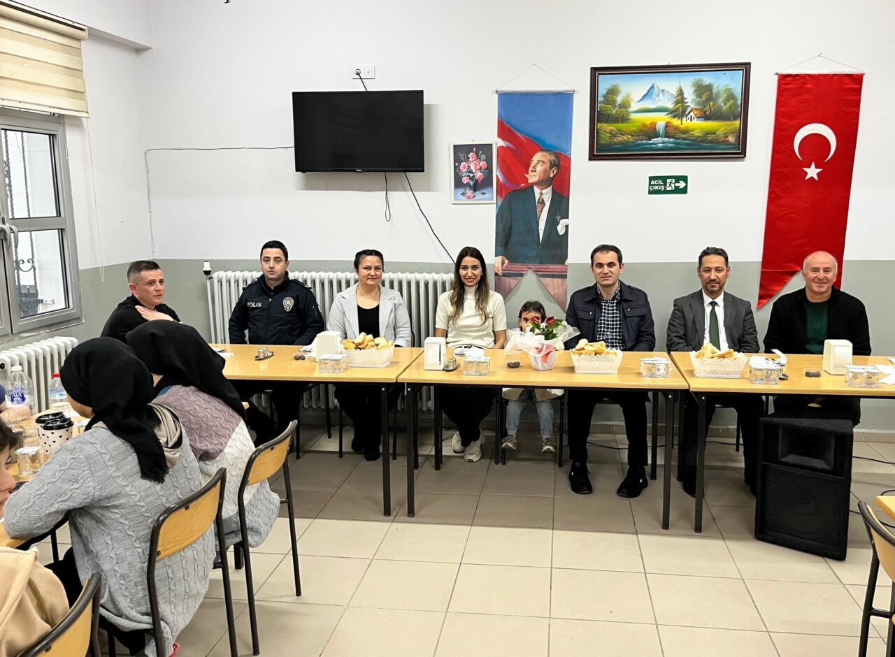 İZMİR (AA) – Bayındır Kaymakamı Murat Mete, lise öğrencileriyle iftarda