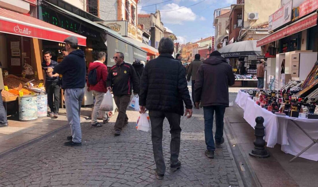 Eskişehir’de vatandaşların Ramazan Bayramı için alışverişe çıkmasıyla işleri yoğunlaşan esnaf,