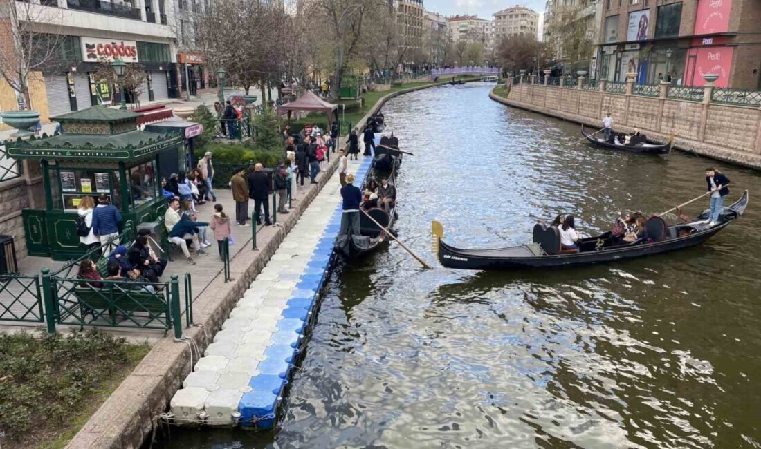 Ramazan Bayramı’nı fırsat bilip Eskişehir’e gelen turistler Porsuk Çayı’na ilgi