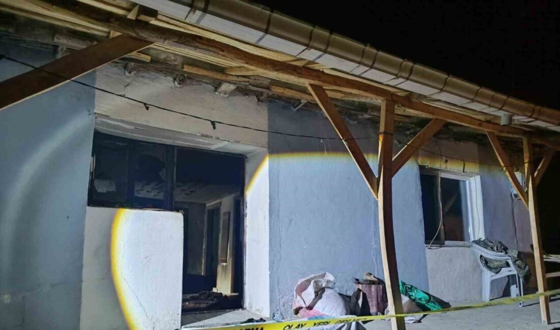 Afyonkarahisar’da köy evinde ısınmak için yakmaya çalıştıkları sobaya benzin döken