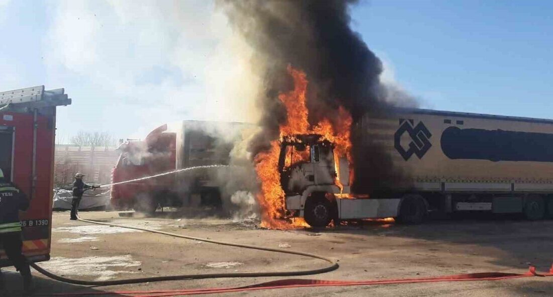Eskişehir’de 3 tırın ortasında bulunan bir tırda çıkan ve kısa