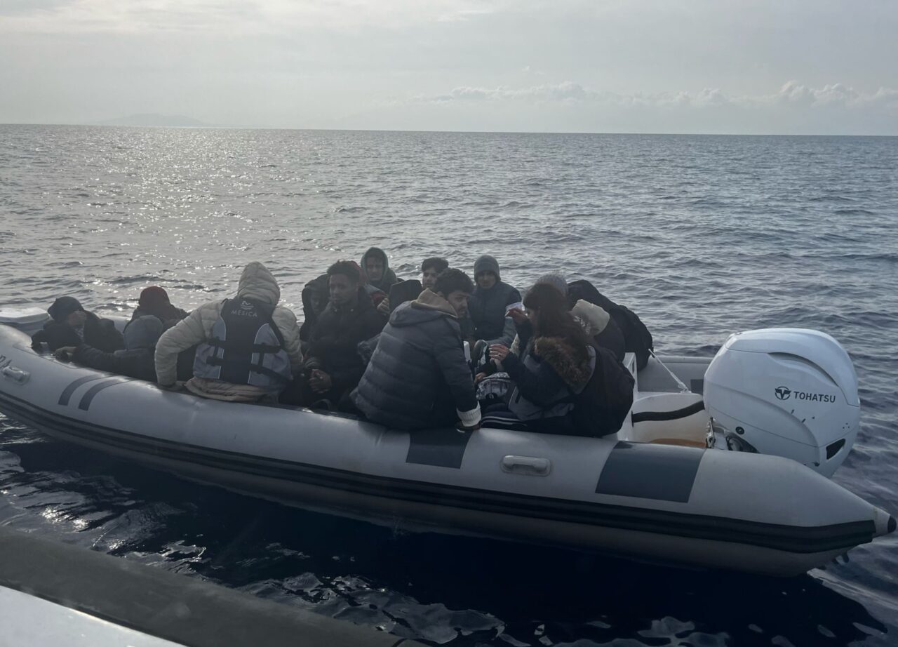 MUĞLA (AA) – Muğla'nın Bodrum ilçesinde, 18 düzensiz göçmen kurtarıldı.