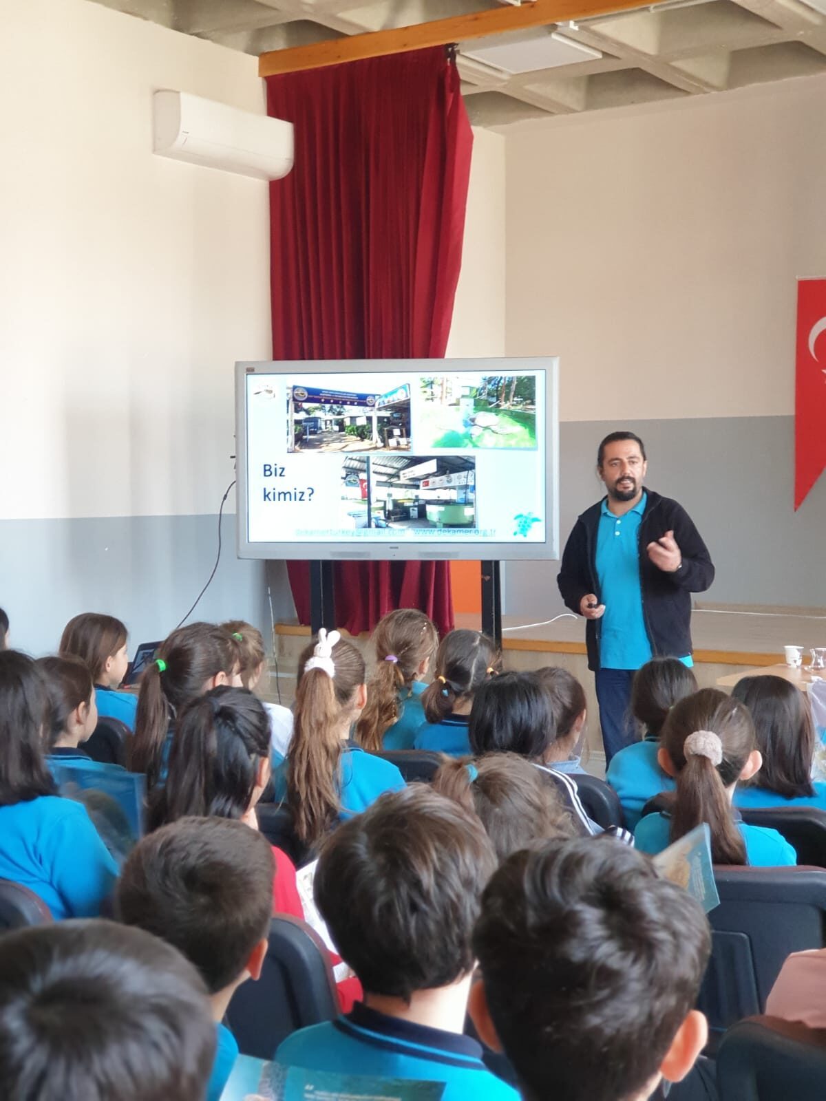 MUĞLA (AA) – Muğla'nın Datça ilçesinde ilkokul öğrencileri deniz kaplumbağaları