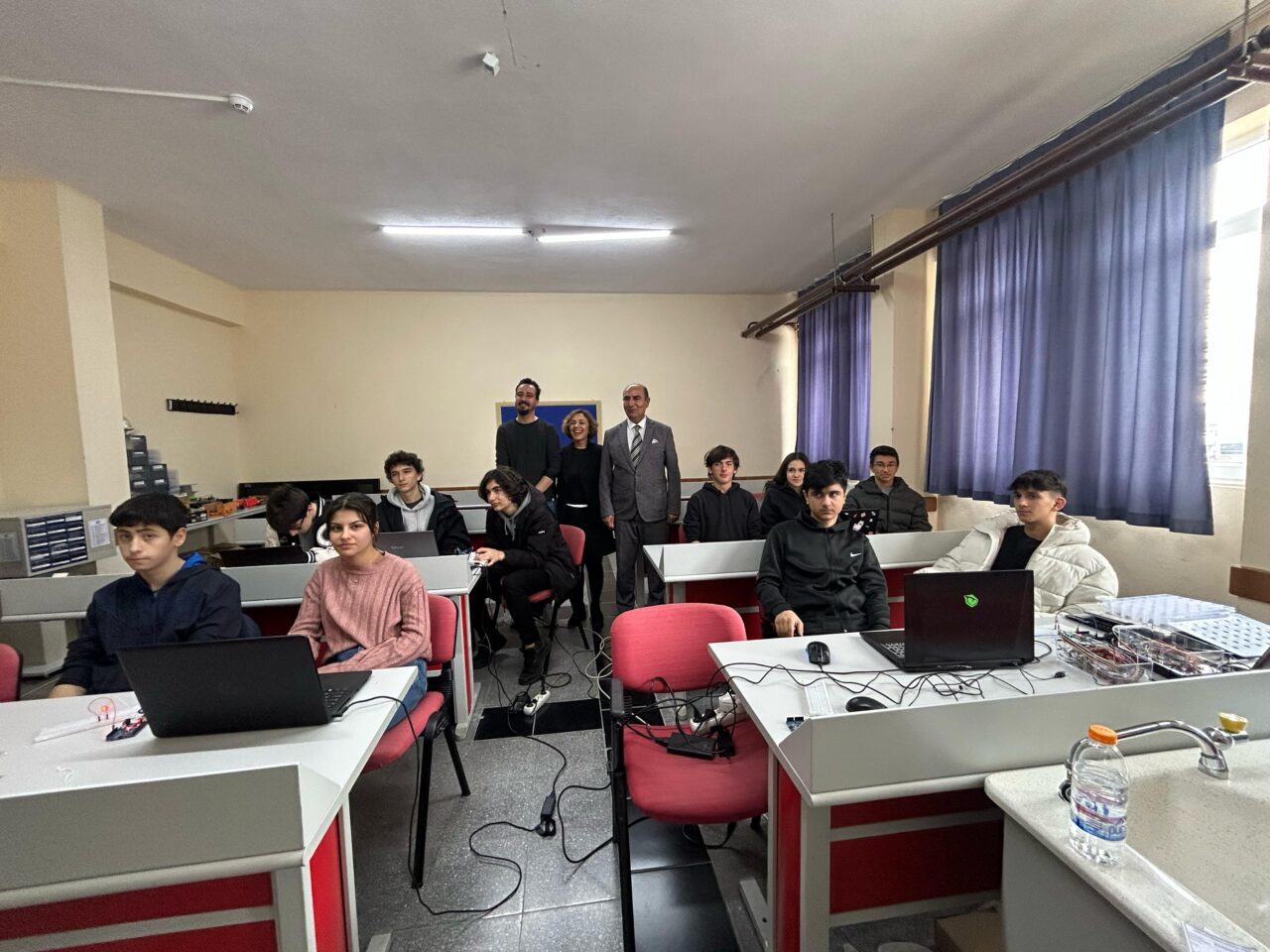 MUĞLA (AA) – Muğla'nın Datça ilçesinde, teknolojiye ilgi duyan öğrenciler