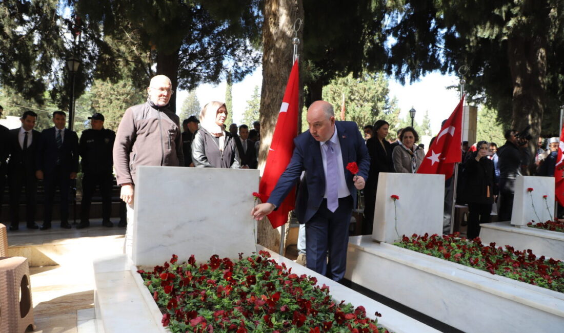DENİZLİ (AA) – Denizli'de Ramazan Bayramı arifesinde şehitlik ziyareti gerçekleştirildi.