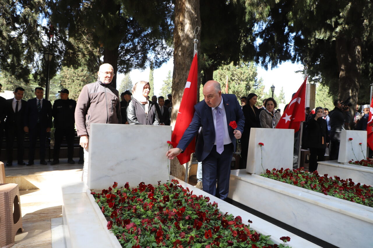 DENİZLİ (AA) – Denizli'de Ramazan Bayramı arifesinde şehitlik ziyareti gerçekleştirildi.