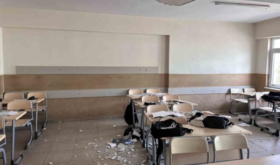 Eskişehir’de bir lisede ders işlendiği sırada tavandaki sıvanın çökmesi sonucunda