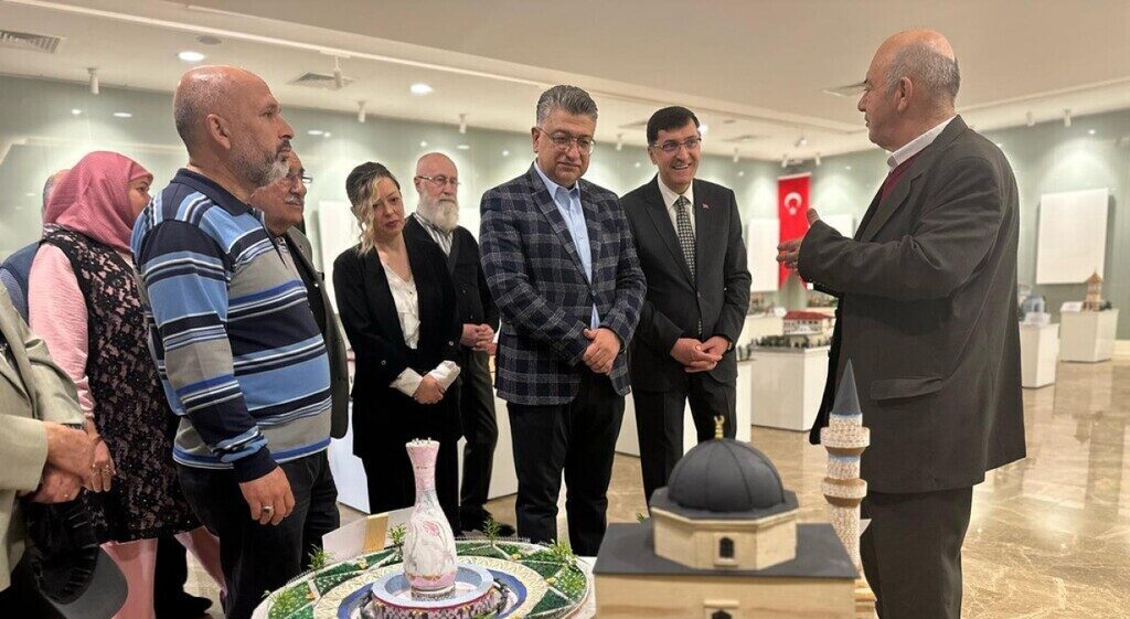 Sanatçı İbrahim Güneş tarafından hazırlanan ’Zamanın İzinde: Kütahya’nın Renkleri’ sergisi,