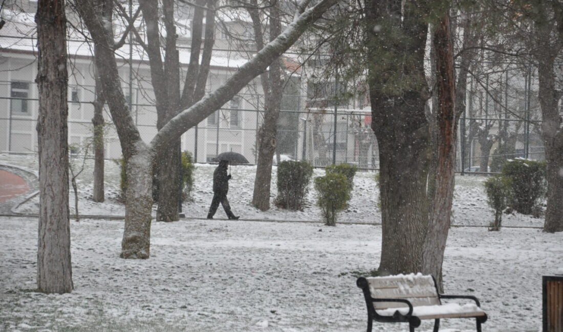 ESKİŞEHİR (AA) – Eskişehir ve Kütahya'da kar yağışı etkili oldu.