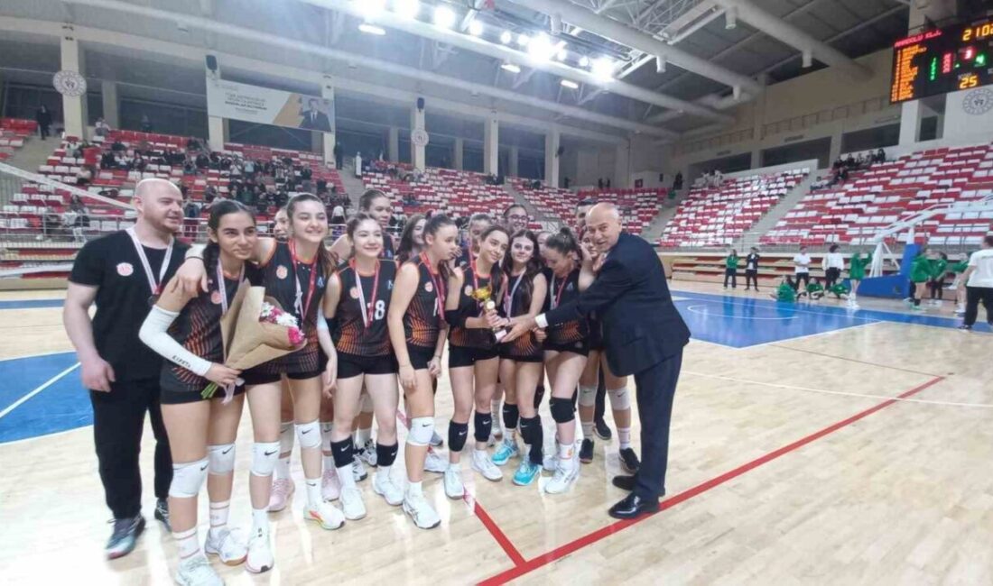 Eskişehir’de, Şehit Anıl Gül Spor Salonu’nda düzenlenen Midi Kızlar Voleybol