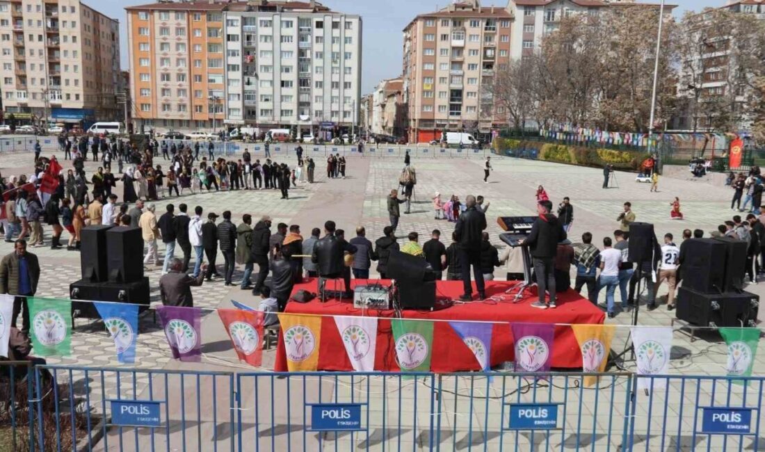 Eskişehir’de baharın müjdecisi Nevruz Bayramı, Büyük Park önündeki alanda düzenlenen