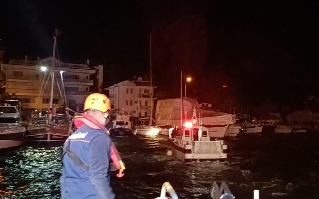 MUĞLA (AA) – Muğla'nın Fethiye ilçesi açıklarında sürüklenen tekne kurtarılarak