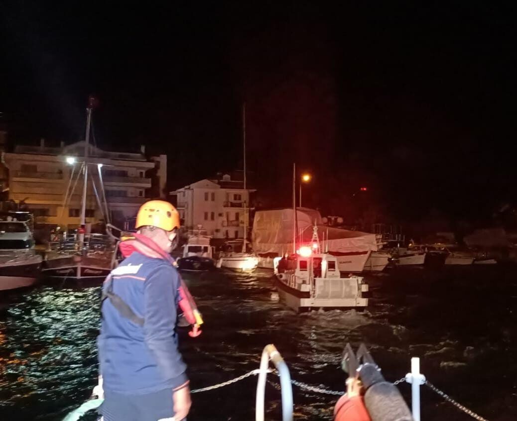 MUĞLA (AA) – Muğla'nın Fethiye ilçesi açıklarında sürüklenen tekne kurtarılarak