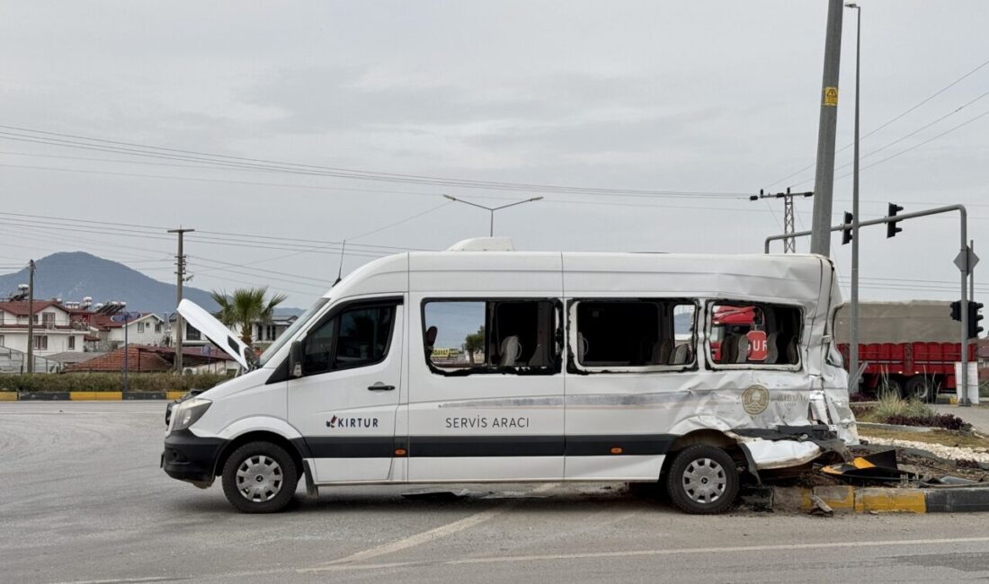 MUĞLA (AA) – Muğla'nın Fethiye ilçesinde kamyonla çarpışan minibüsteki 4