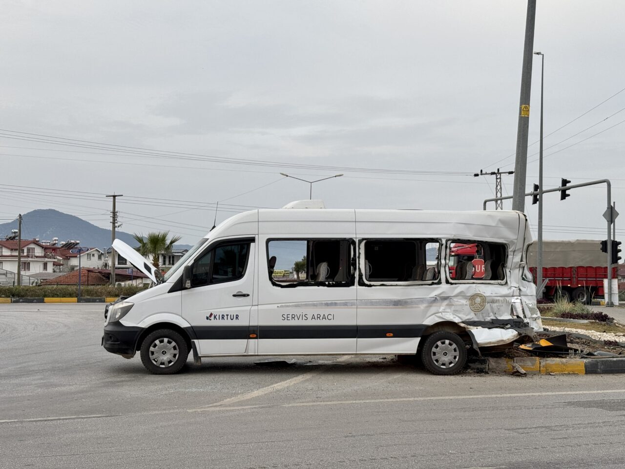 MUĞLA (AA) – Muğla'nın Fethiye ilçesinde kamyonla çarpışan minibüsteki 4