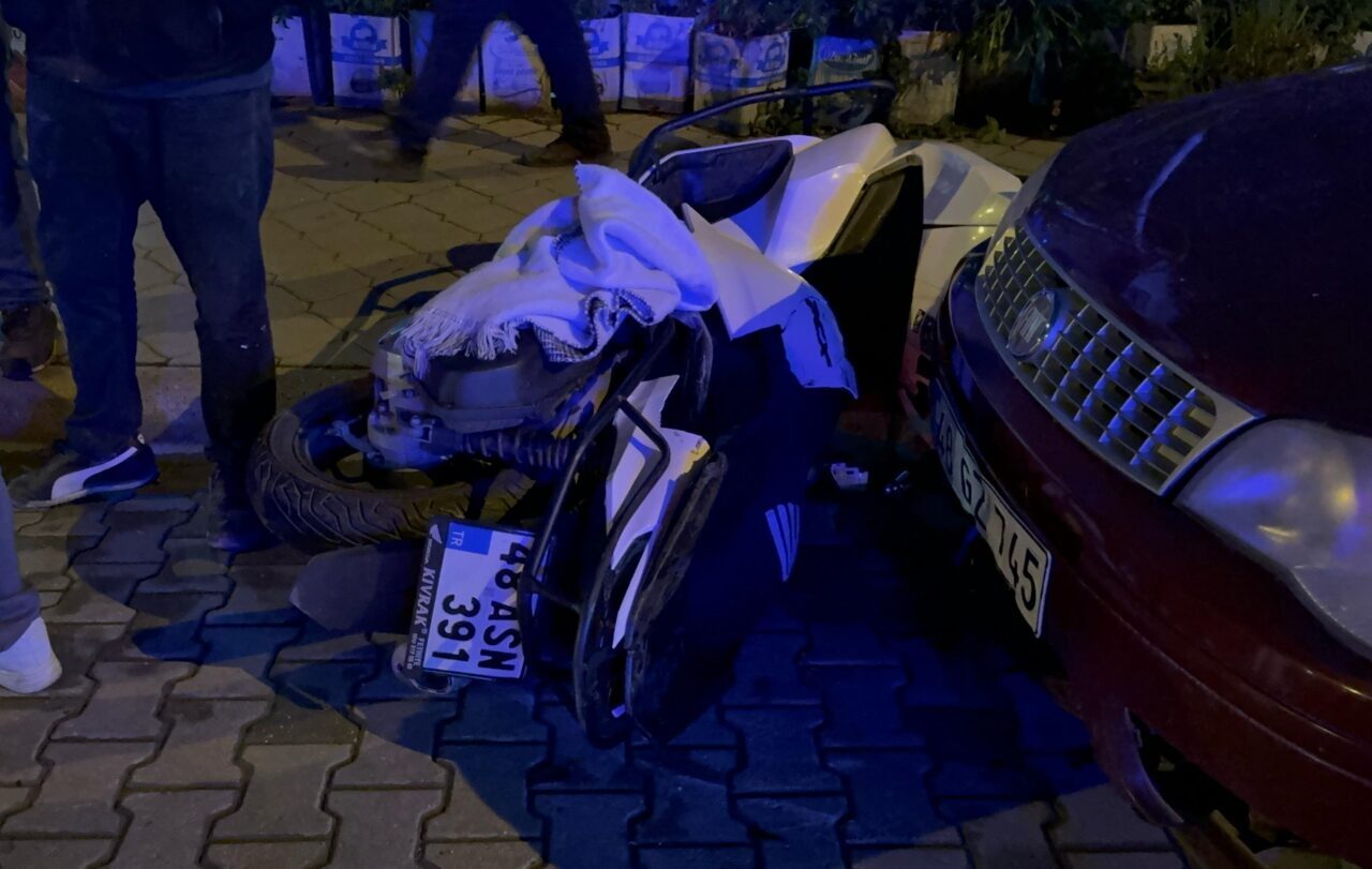 MUĞLA (AA) – Muğla'nın Fethiye ilçesinde otomobille çarpışan motosikletin sürücüsü