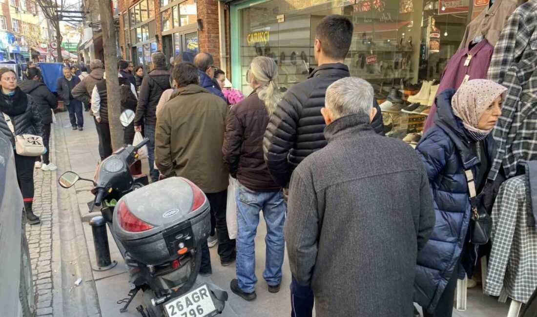 Eskişehir’de Ramazan Ayı’nın ilk günü pide almak isteyen onlarca vatandaş