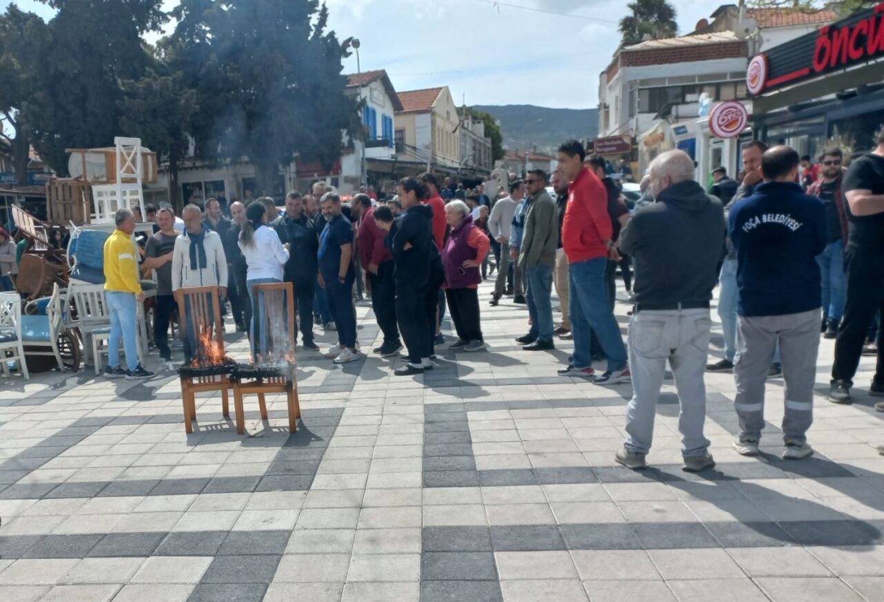 İZMİR (AA) – İzmir'in Foça ilçesinde belediyenin iş yerlerinin önündeki