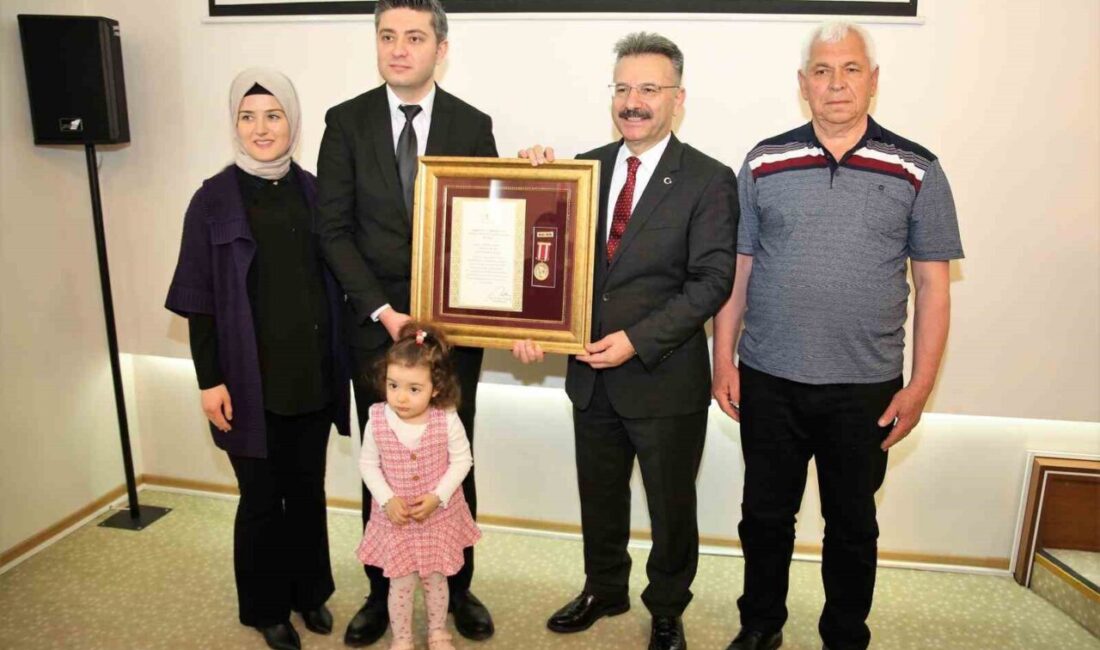 Eskişehir’de Gazi Polis Memuru Hasan Alpak’a Vali Hüseyin Aksoy tarafından