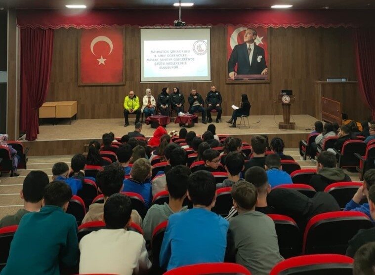 Kütahya’nın Gediz ilçesinde, Mehmetçik Ortaokulu tarafından düzenlenen Meslek Tanıtım Günleri