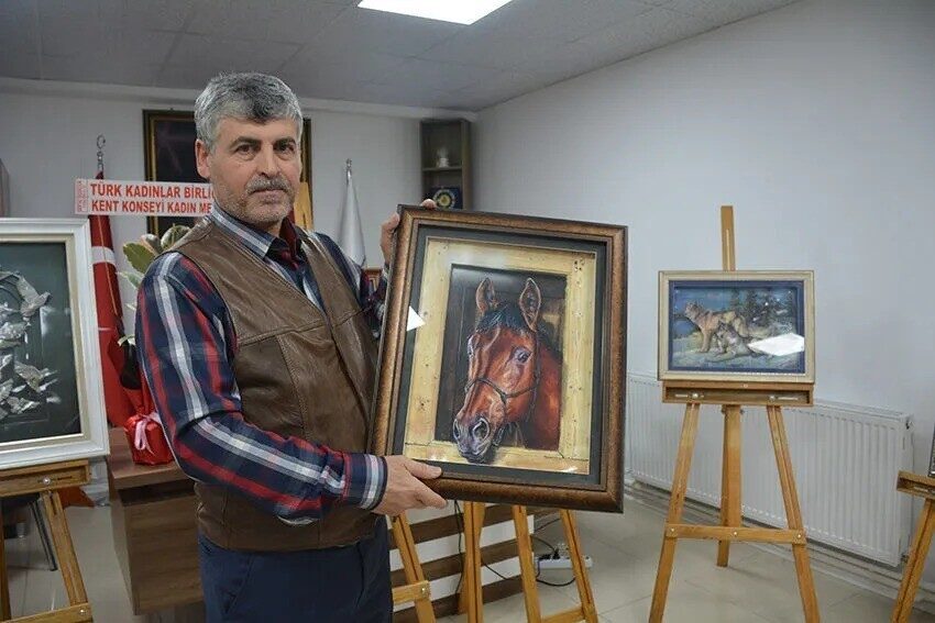Bilecik’te gittiği sergiden etkilenerek resim yapmaya başlayan Fikret Öztürk, ‘Kabartma
