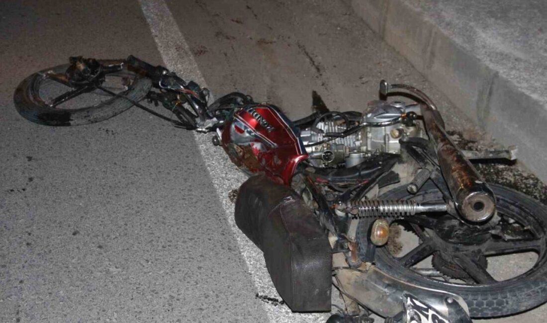 Afyonkarahisar’da hafif ticari araçla çarpışan ve parçalanan motosikletteki 2 kişi