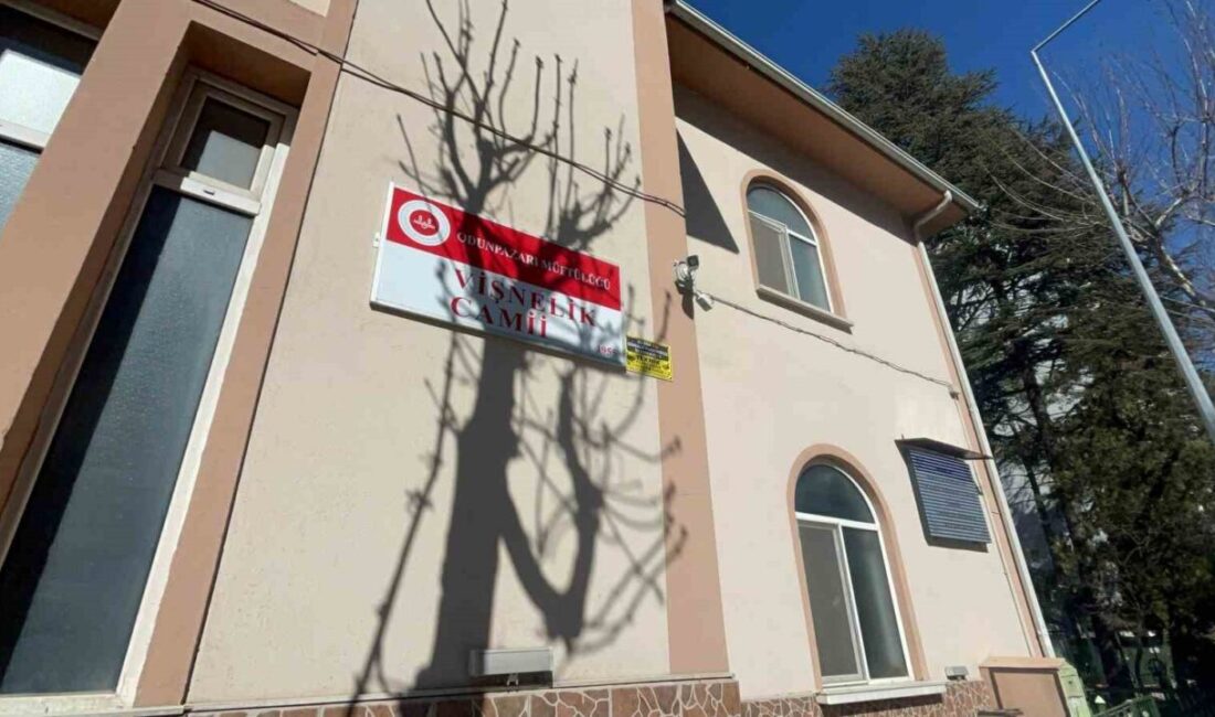 Eskişehir’de camı kırarak camiye giren hırsızlar imamın bulunan parasını çaldılar.