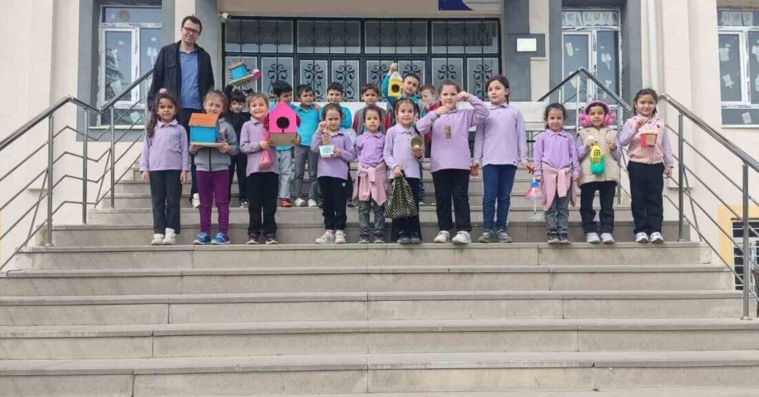 Kütahya’nın Hisarcık ilçesinde öğrenciler, “İyilik Haftası” etkinlikleri çerçevesinde sokaktaki kuşlar