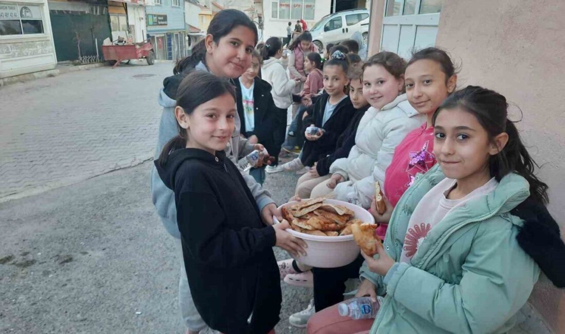 Kütahya’nın Hisarcık ilçesi Atatürk İlkokulu öğrencileri, iftar vakti geleneksel Ramazan