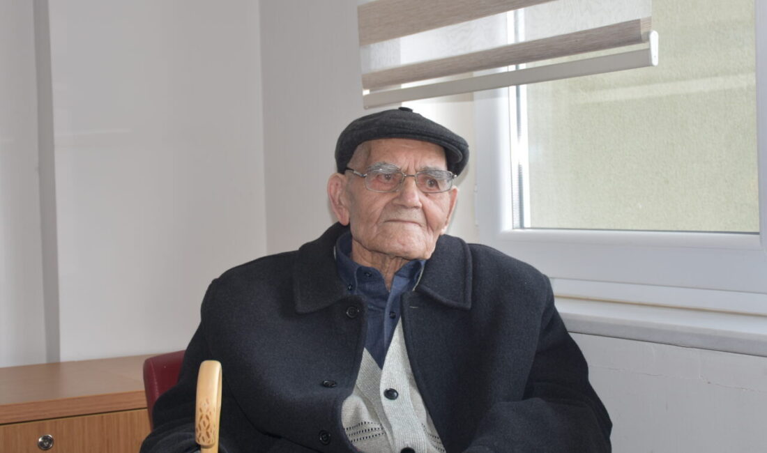 - Afyonkarahisar Emirdağ Fazlı Macide Halaç Huzurevinde eşi Emsal ile
