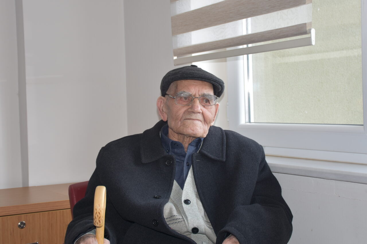 - Afyonkarahisar Emirdağ Fazlı Macide Halaç Huzurevinde eşi Emsal ile
