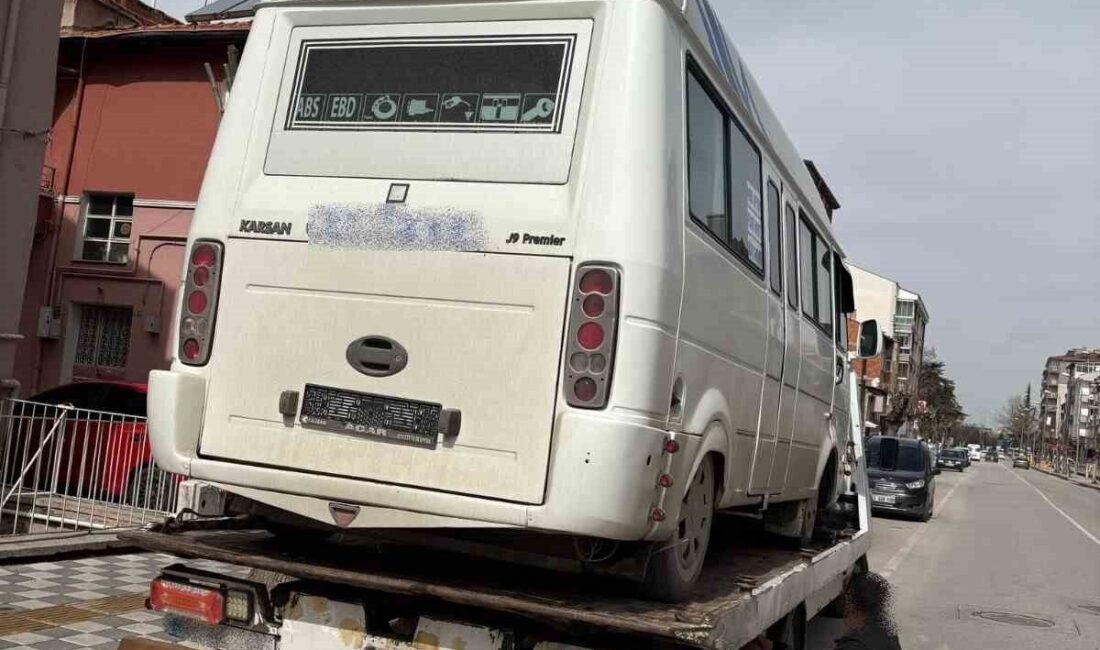 Afyonkarahisar’a ikiz plaka ile yolcu taşımacılığı yapan dolmuş polisin dikkati