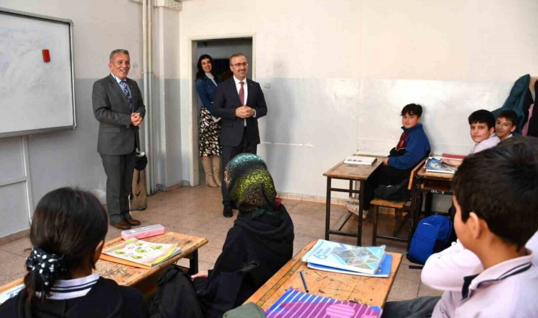 Fahri Günay Ortaokulu’nu ziyaret eden Eskişehir İl Milli Eğitim Müdürü