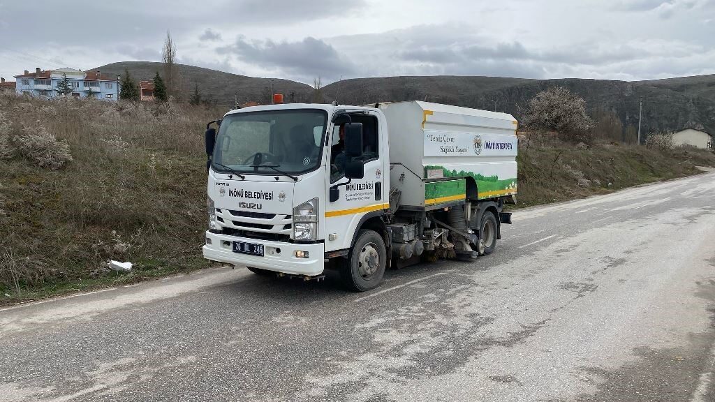 Eskişehir’de İnönü Belediyesi, ilçede yeni refüj, fırın evleri, çamaşırhane yapımı,