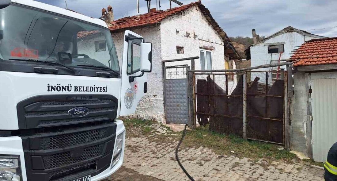 Eskişehir’in İnönü ilçesinde bir evde çıkan yangın ekipler tarafından söndürülürken,