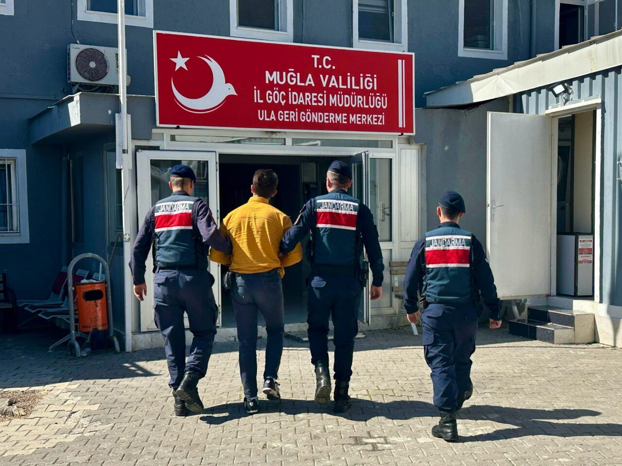 MUĞLA (AA) – Interpol tarafından "nitelikli hırsızlık" suçundan kırmızı bültenle