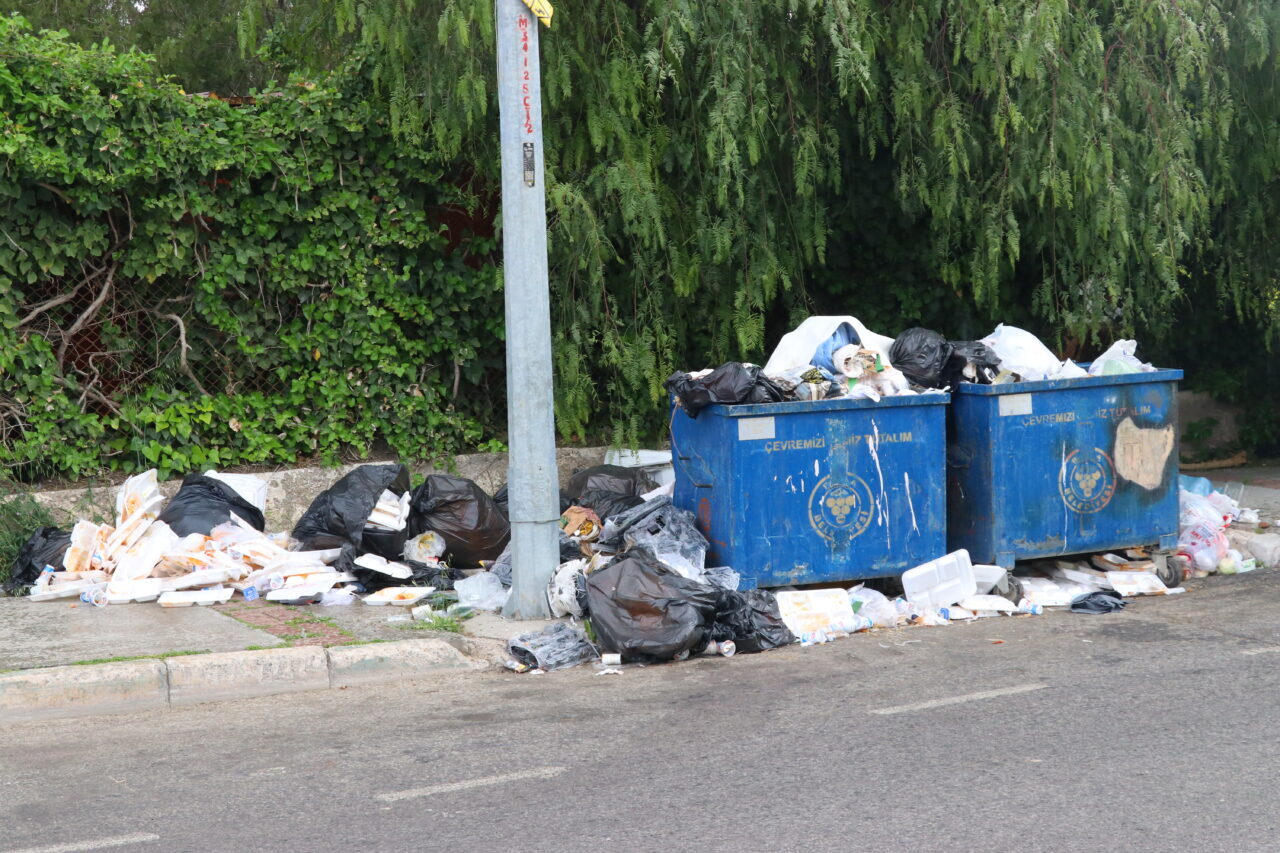 İZMİR (AA) – İzmir'in Buca ilçesinde biriken çöp yığınları ve