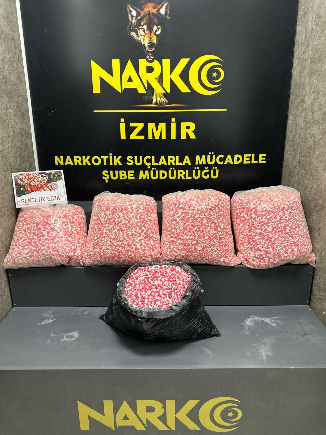 İZMİR (AA) – İzmir'de düzenlenen uyuşturucu operasyonunda 160 bin 940