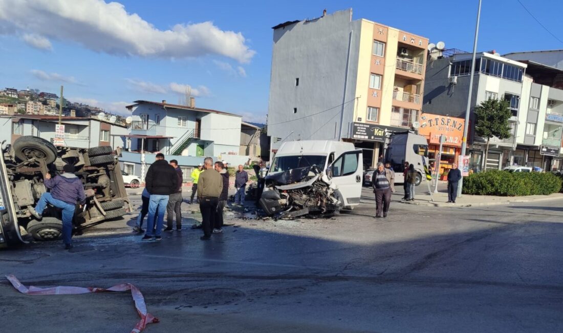 İZMİR (AA) – İzmir'in Karabağlar ilçesinde 3 aracın karıştığı trafik