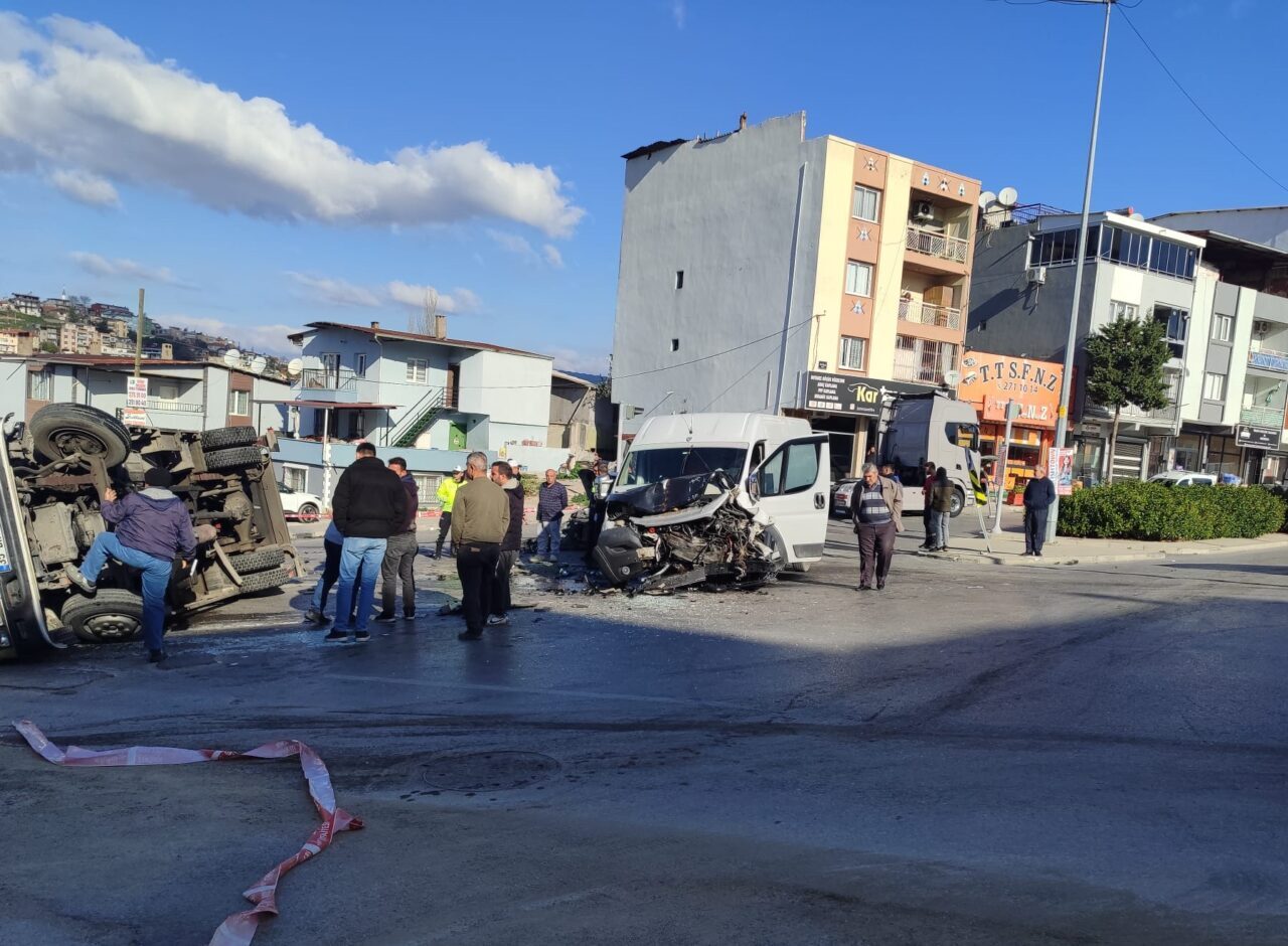 İZMİR (AA) – İzmir'in Karabağlar ilçesinde 3 aracın karıştığı trafik