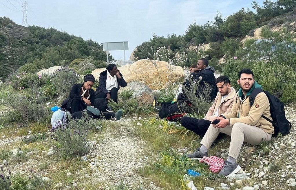 İZMİR (AA) – İzmir'in Foça ilçesinde 6 düzensiz göçmen yakalandı.