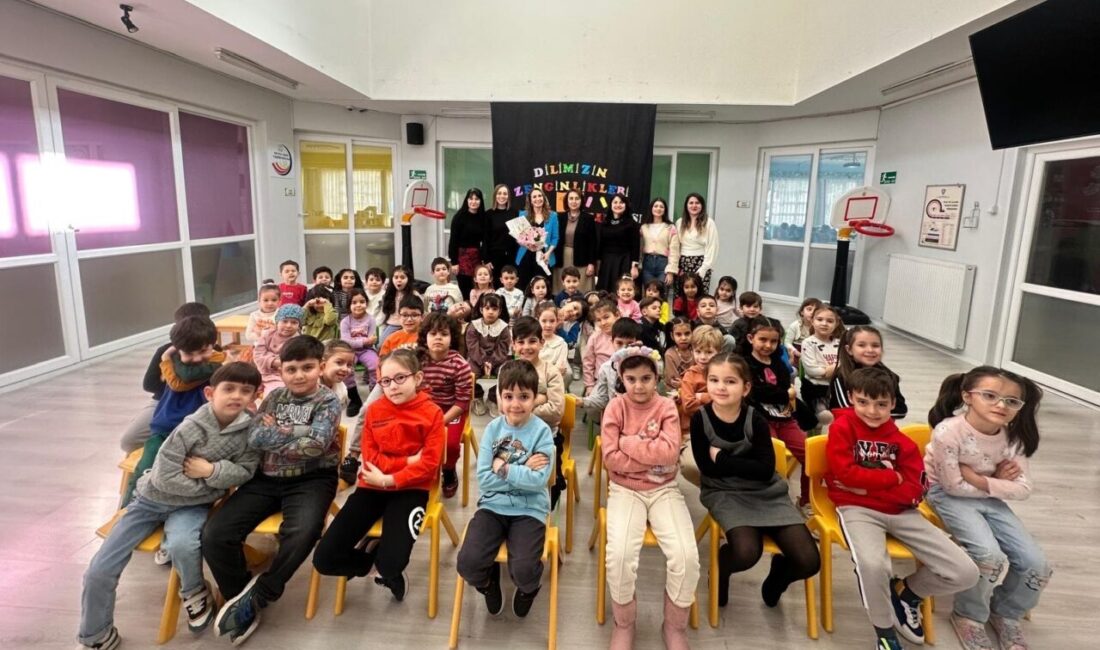 İZMİR (AA) – İzmir'de "Dilimizin Zenginlikleri Projesi" kapsamında "Çocuk-Yazar Buluşması"