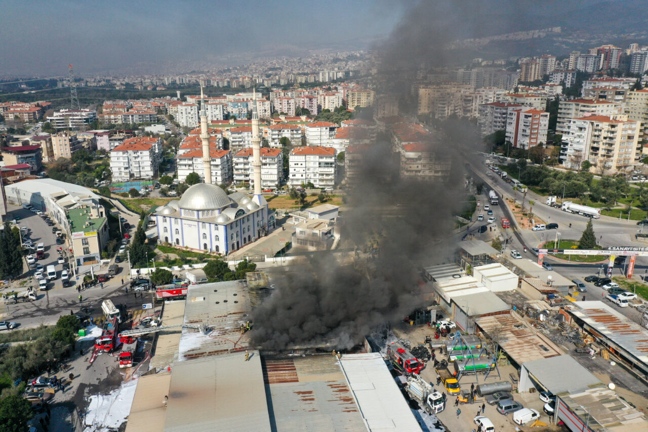 İZMİR (AA) – İzmir'in Bornova ilçesinde oto lastik satış ve
